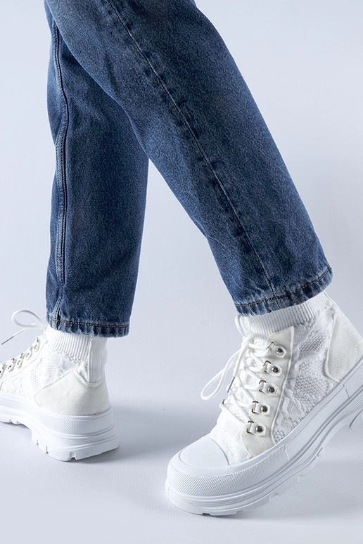 Weiße High-Top-Sneakers aus Stoff... Weiße High-Top-Sneakers aus Stoff...