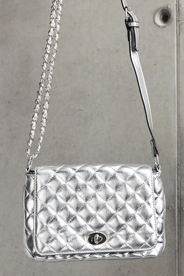 Silberne gesteppte...