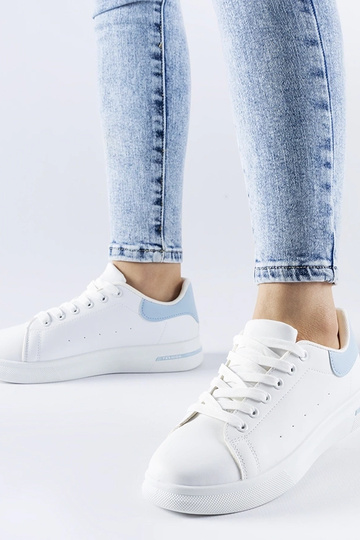 Blaue und weiße Sneaker... 2