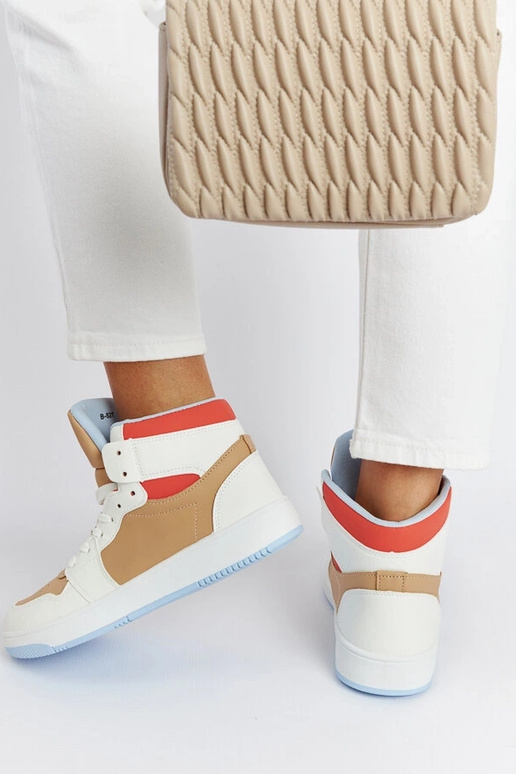 Weiße und beige High-Top-Sneakers...