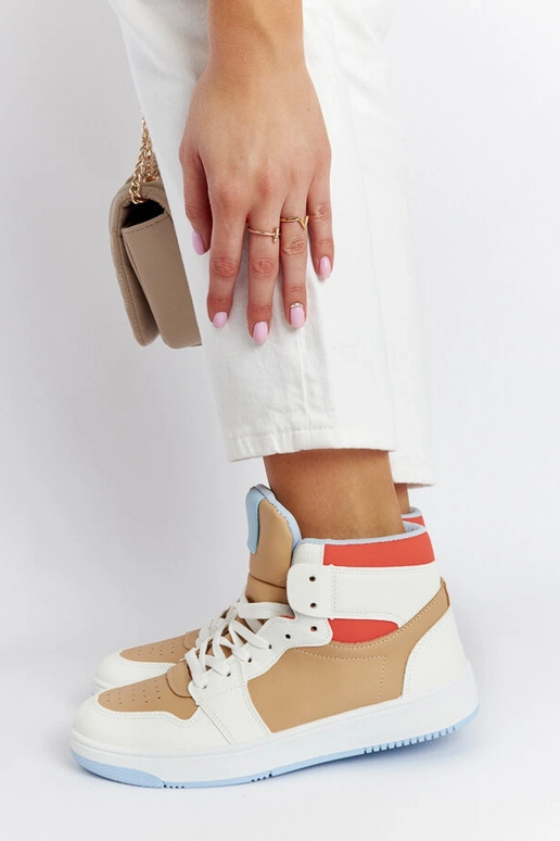 Weiße und beige High-Top-Sneakers...