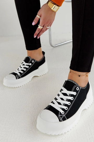 Schwarze Plateau-Sneakers...
