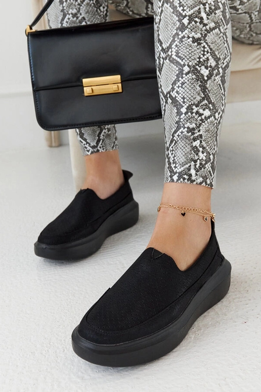 Schwarze durchbrochene Damenschuhe,... Schwarze durchbrochene Damenschuhe,...