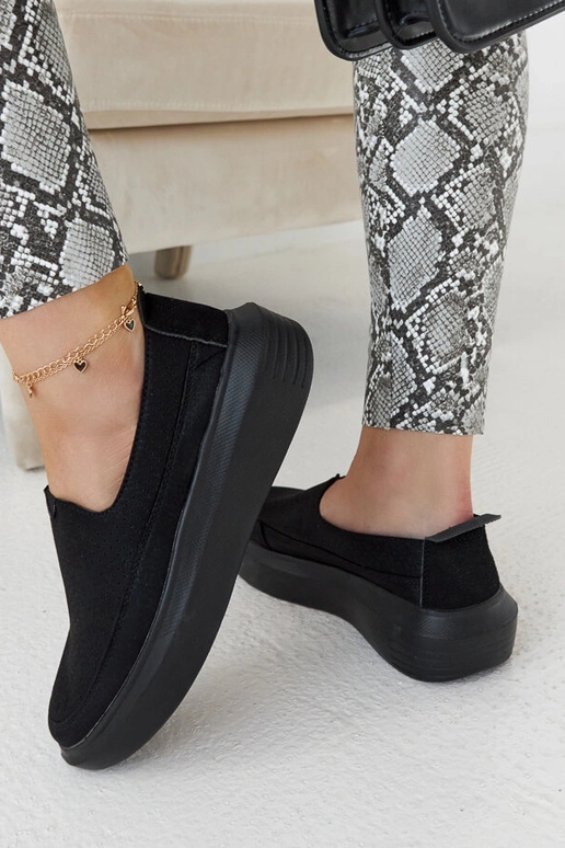 Schwarze durchbrochene Damenschuhe,... Schwarze durchbrochene Damenschuhe,...