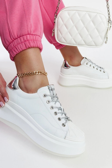 Weiße Sneakers auf der...