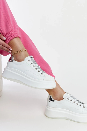 Weiße Sneakers auf der... 2