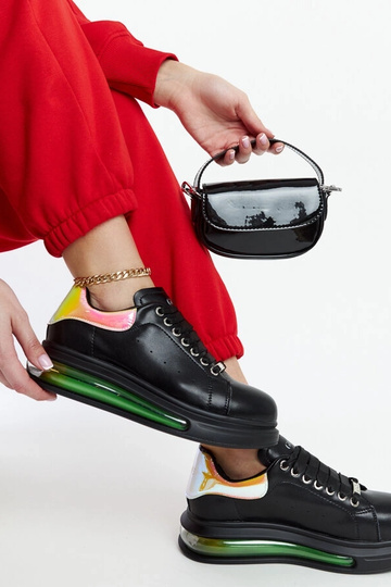 Schwarze Sneakers auf der Plattform GOE NN2N4030