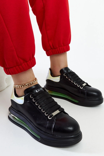 Schwarze Sneakers auf der Plattform GOE NN2N4030 2