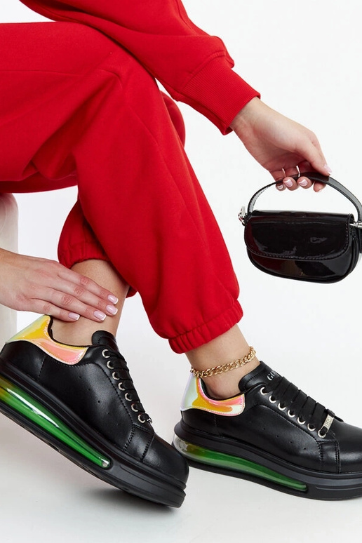 Schwarze Sneakers auf der Plattform... Schwarze Sneakers auf der Plattform...