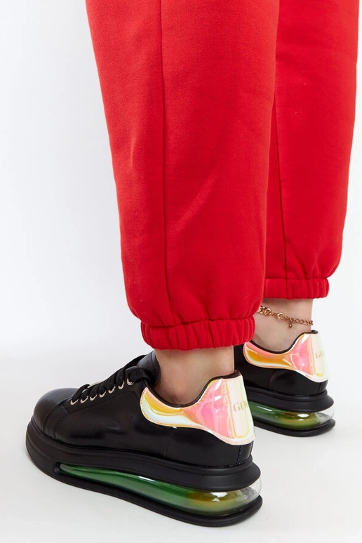 Schwarze Sneakers auf der Plattform... Schwarze Sneakers auf der Plattform...