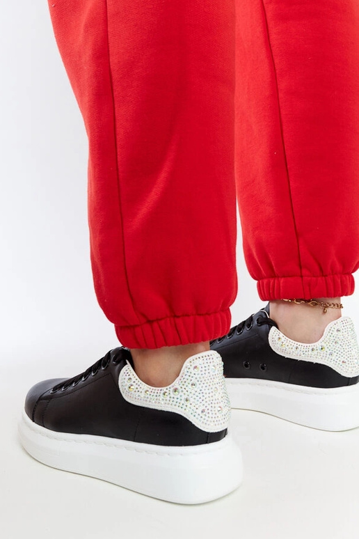 Schwarze Sneakers auf der Plattform... Schwarze Sneakers auf der Plattform...