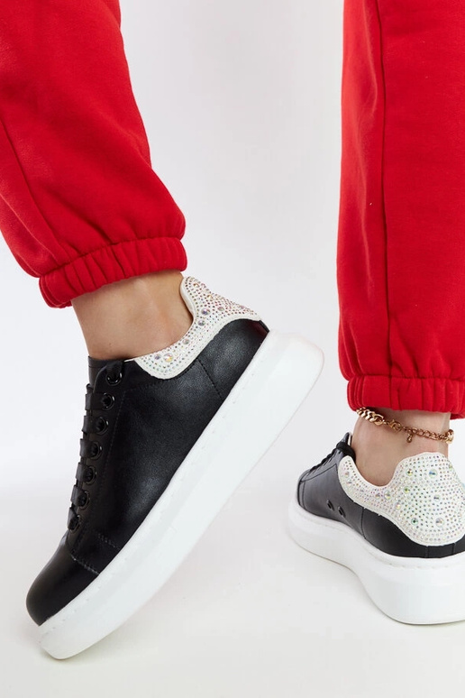 Schwarze Sneakers auf der Plattform... Schwarze Sneakers auf der Plattform...