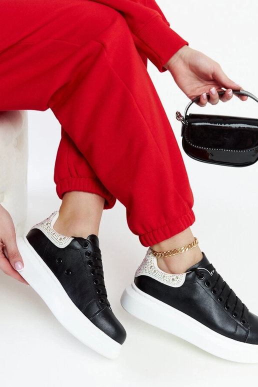 Schwarze Sneakers auf der Plattform... Schwarze Sneakers auf der Plattform...