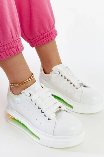 Weiße Sneakers auf der...