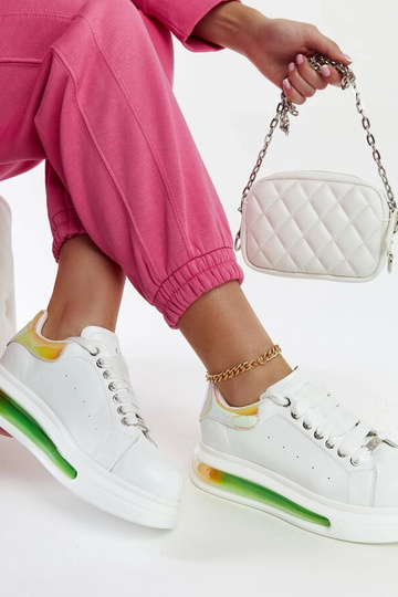 Weiße Sneakers auf der... 2