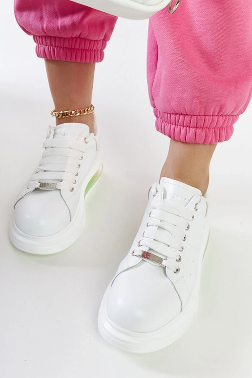 Weiße Sneakers auf der Plattform GOE...