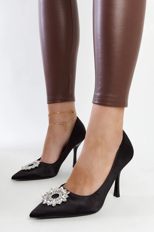 Schwarze satinierte Stilettos mit... Schwarze satinierte Stilettos mit...