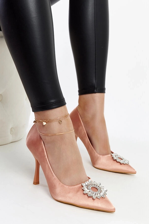 Beige satinierte Stilettos mit... Beige satinierte Stilettos mit...