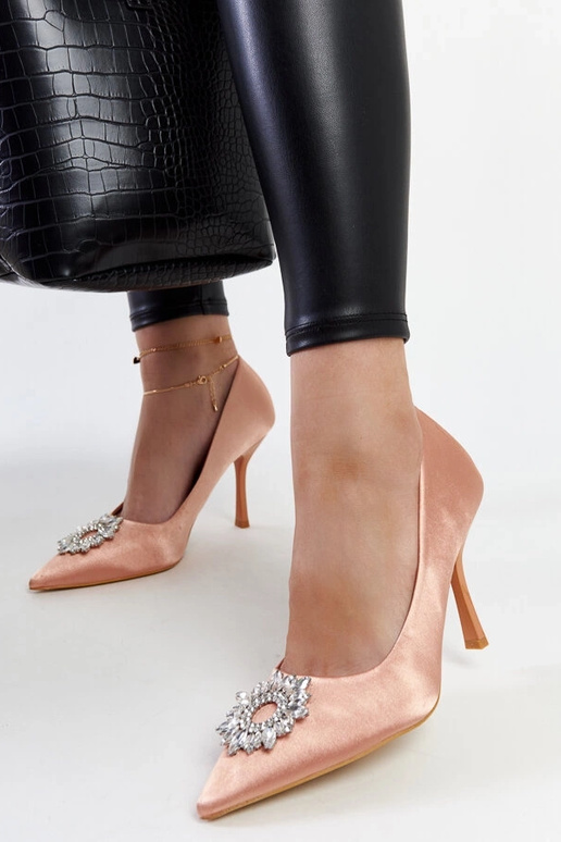 Beige satinierte Stilettos mit... Beige satinierte Stilettos mit...