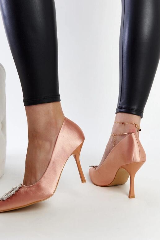 Beige satinierte Stilettos mit... Beige satinierte Stilettos mit...