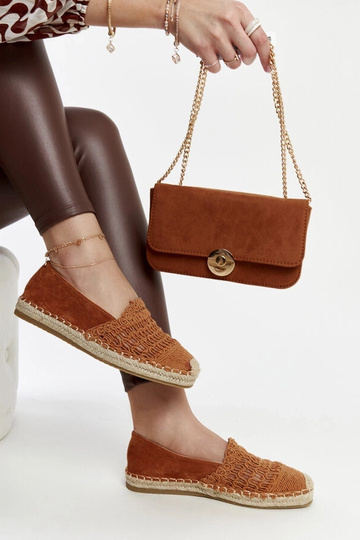 Gordana's braune Espadrilles mit Durchbruchmuster