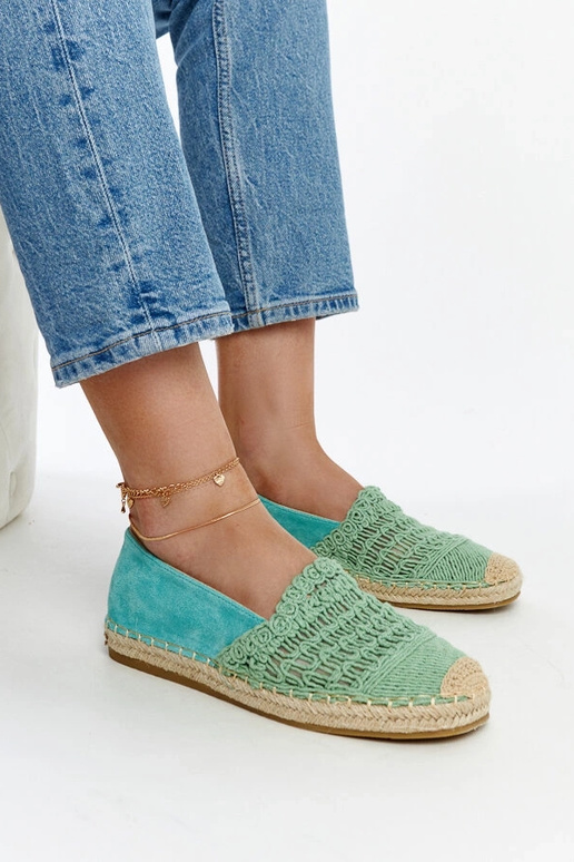 Mintgrüne Espadrilles mit Lochmuster...
