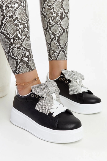 Schwarze Sneakers auf hohem...