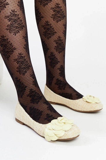 Gelbe Ballerinas mit dekorativer Blume Mateja