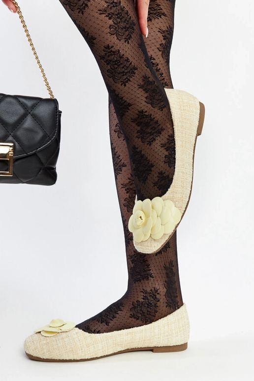 Gelbe Ballerinas mit dekorativer... Gelbe Ballerinas mit dekorativer...