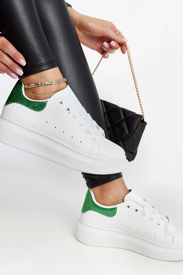 Weiße und grüne Sneakers...