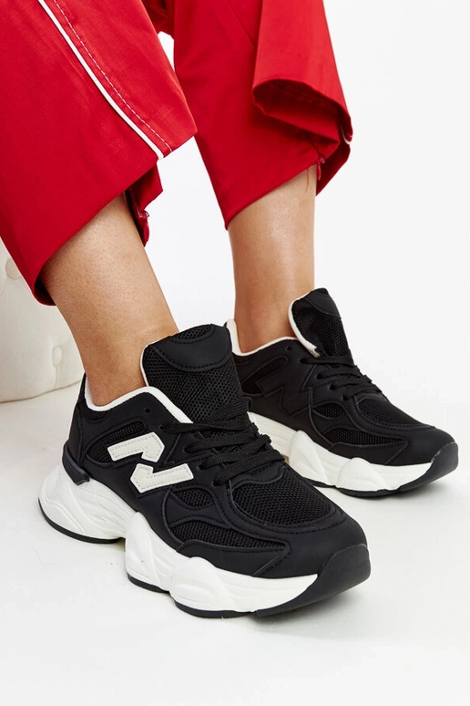 Schwarze Sneaker mit massiver... Schwarze Sneaker mit massiver...