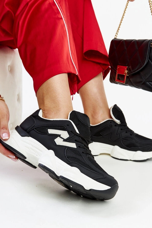 Schwarze Sneaker mit massiver... Schwarze Sneaker mit massiver...