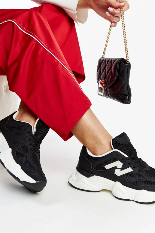 Schwarze Sneaker mit massiver... Schwarze Sneaker mit massiver...