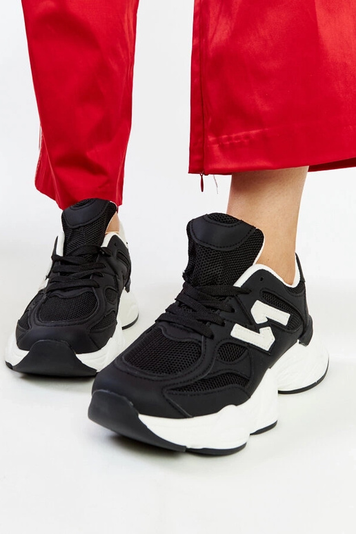 Schwarze Sneaker mit massiver... Schwarze Sneaker mit massiver...