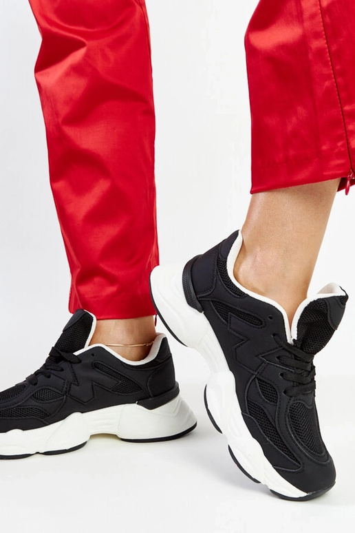 Schwarze Sneaker mit massiver... Schwarze Sneaker mit massiver...