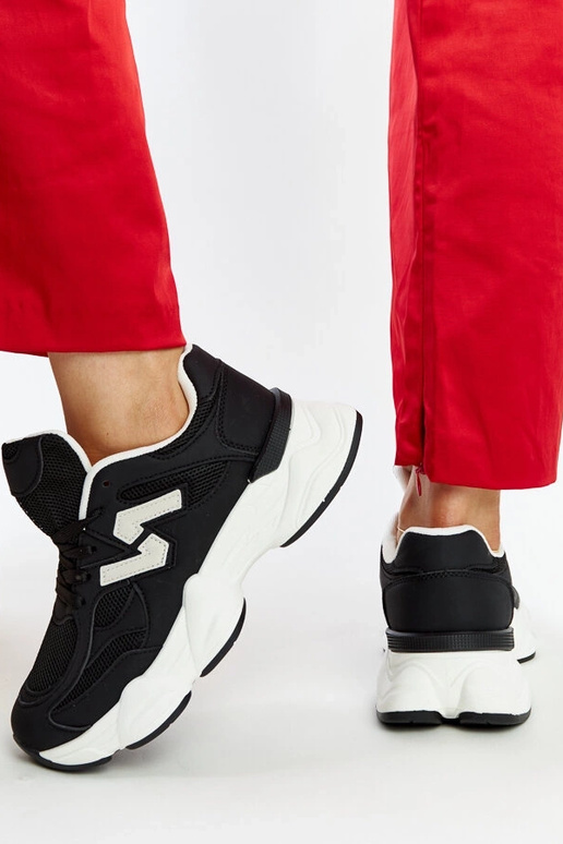 Schwarze Sneaker mit massiver... Schwarze Sneaker mit massiver...