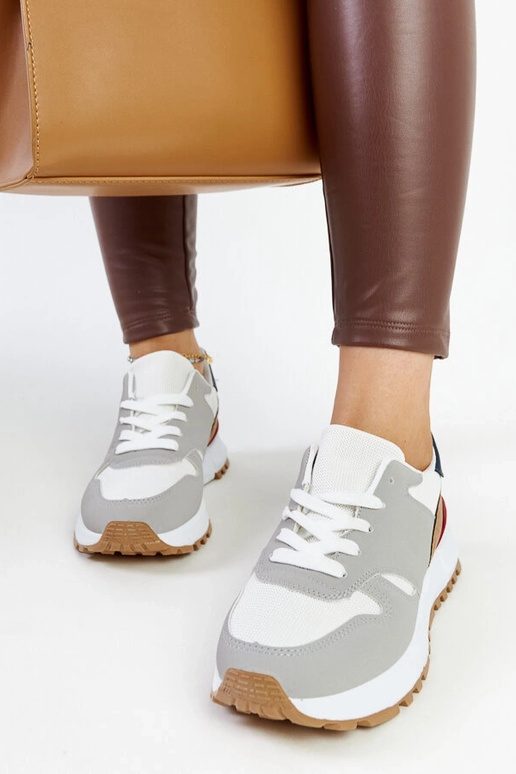 Mehrfarbige Sneaker auf der... Mehrfarbige Sneaker auf der...