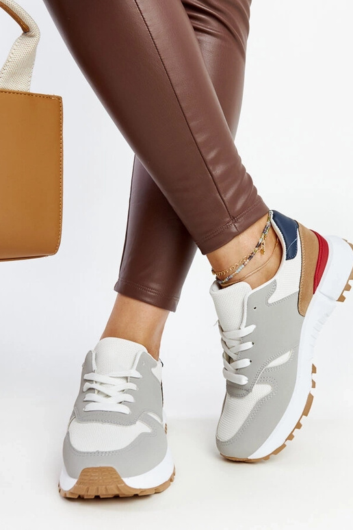 Mehrfarbige Sneaker auf der... Mehrfarbige Sneaker auf der...