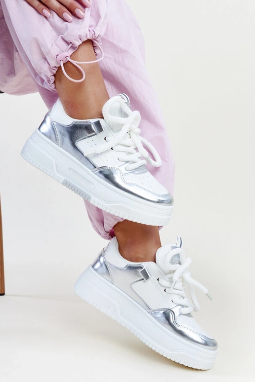 Weiße und silberne Sneakers mit hohem... Weiße und silberne Sneakers mit hohem...