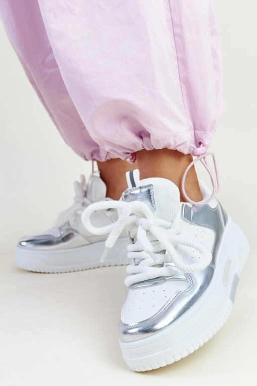 Weiße und silberne Sneakers mit hohem... Weiße und silberne Sneakers mit hohem...