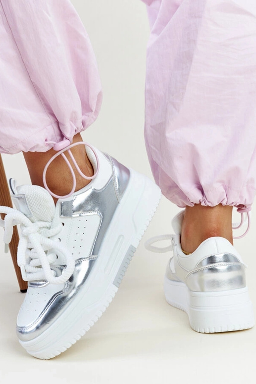 Weiße und silberne Sneakers mit hohem... Weiße und silberne Sneakers mit hohem...