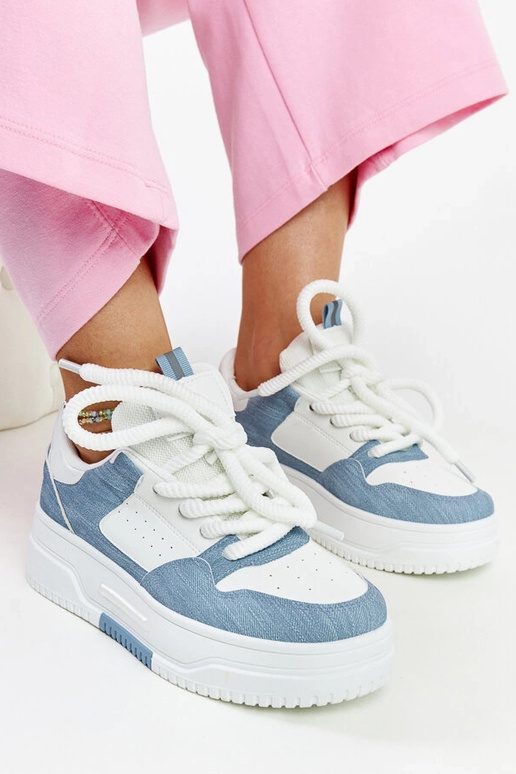 Weiß-blaue Sneakers auf Plattform... Weiß-blaue Sneakers auf Plattform...