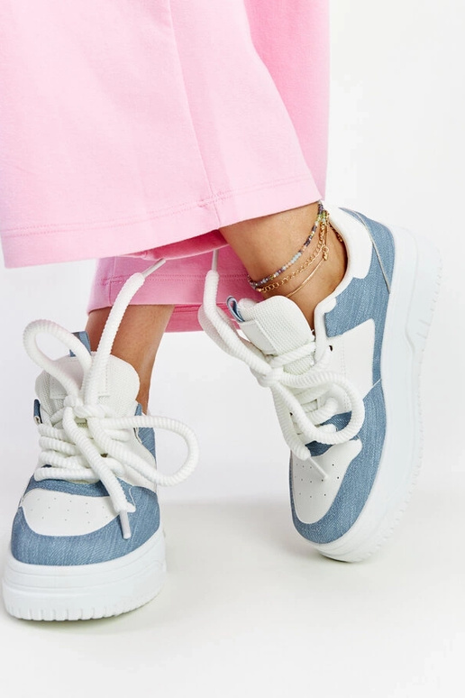 Weiß-blaue Sneakers auf Plattform... Weiß-blaue Sneakers auf Plattform...