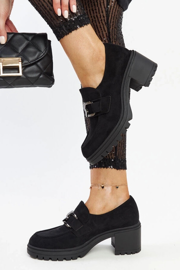 Schwarze Schnürschuhe mit...