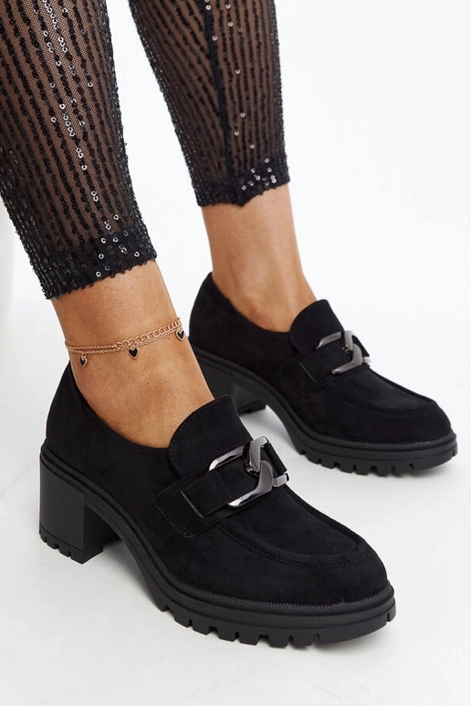 Schwarze Schnürschuhe mit... Schwarze Schnürschuhe mit...