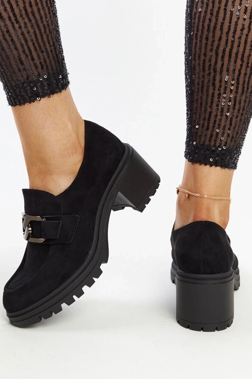 Schwarze Schnürschuhe mit... Schwarze Schnürschuhe mit...