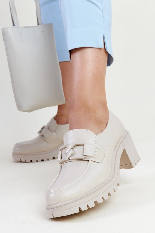 Beige Schnürschuhe mit... Beige Schnürschuhe mit...