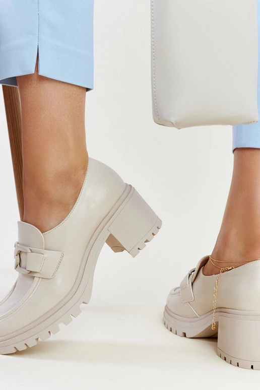 Beige Schnürschuhe mit... Beige Schnürschuhe mit...