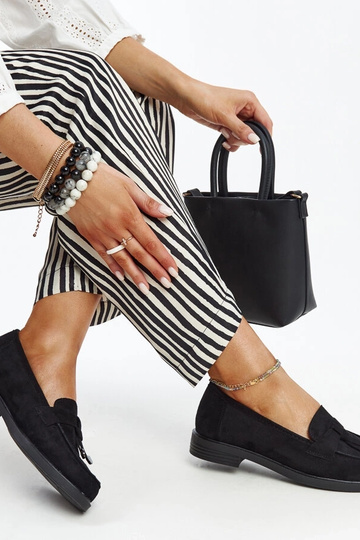 Schwarze Wildleder-Loafer...