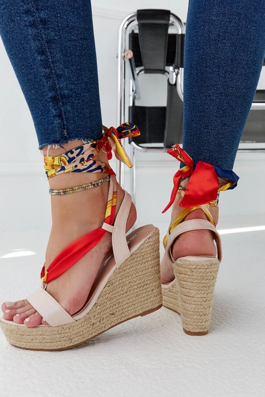 Beige Keilsandalen mit Schnürung von...